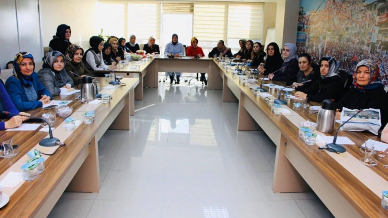 AK Parti Ümraniye İlçe Başkanı Av. Mahmut Eminmollaoğlu’ndan Kadın Kollarına Ziyaret