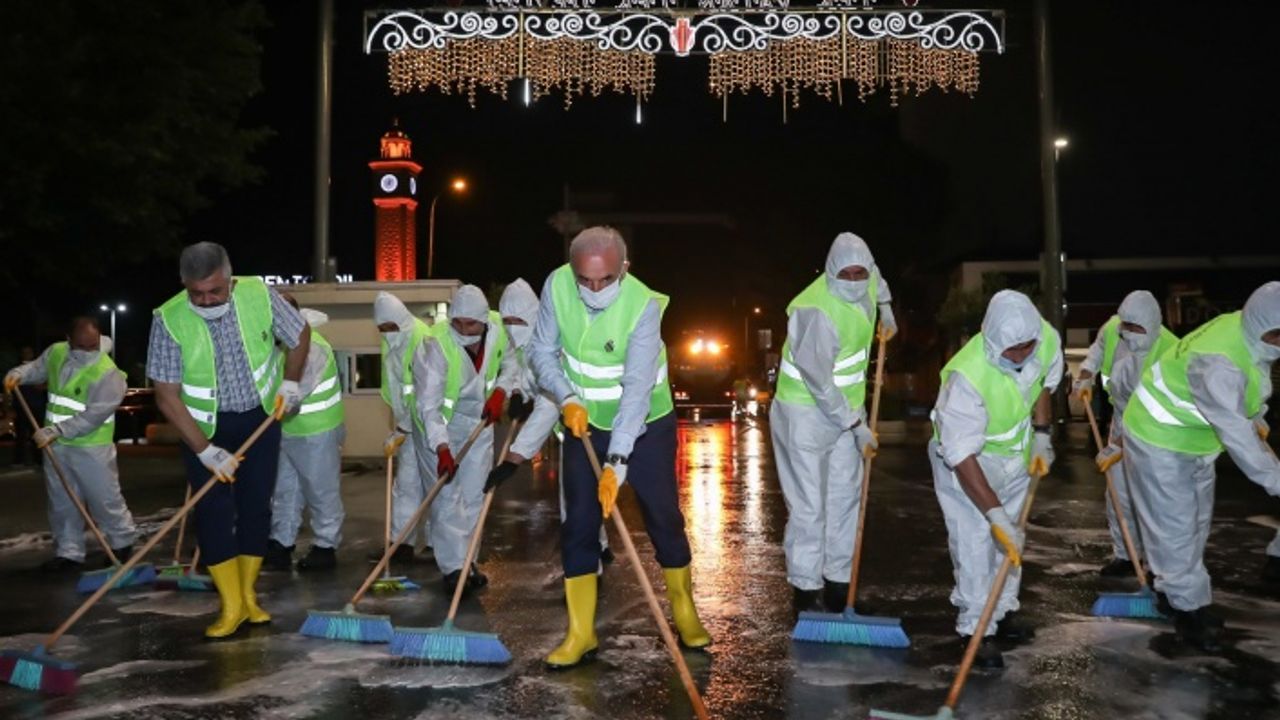 ÜMRANİYE’DE EL BİRLİĞİYLE DEZENFEKTE ÇALIŞMALARI DEVAM EDİYOR  