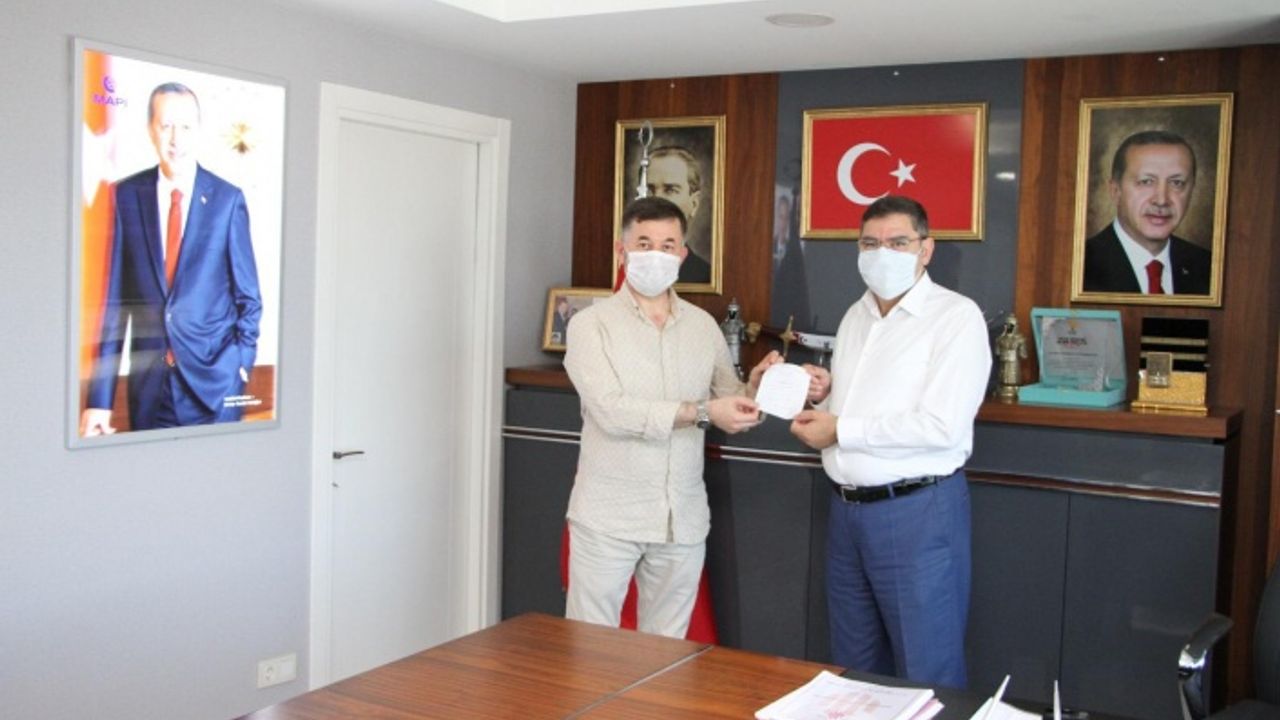AK Parti Ümraniye İlçe Başkanı ve Kadın Kolları Başkanı Kurban Bağışını Kızılay’a Yaptı 