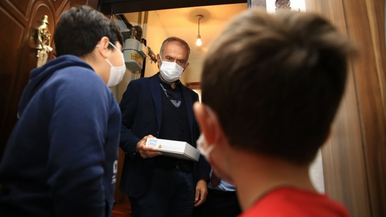 Çekmeköy'de Tablet Dağıtım Ekibinde Başkan Poyraz'da Var