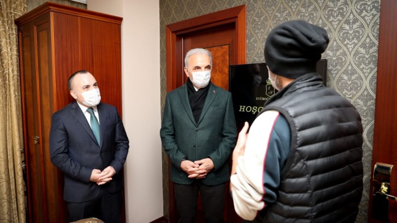 Ümraniye Belediye Başkanı İsmet Yıldırım ve Kaymakam Cengiz Ünsal Misafir Edilen Evsizleri Ziyaret Etti