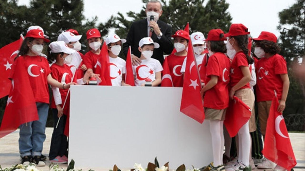 Çamlıca Tepesi'ne dev Türk bayrağı!