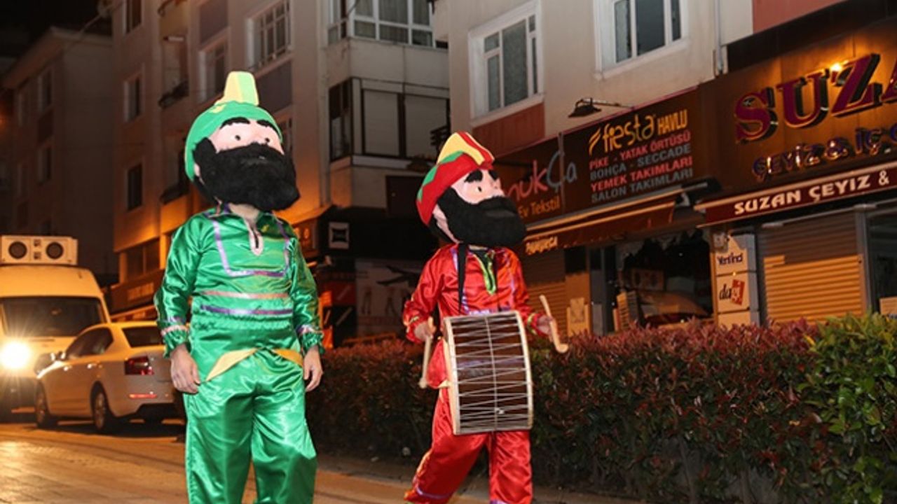 ÜMRANİYELİLER İLK SAHURA KARAGÖZ VE HACİVAT’LA UYANDI