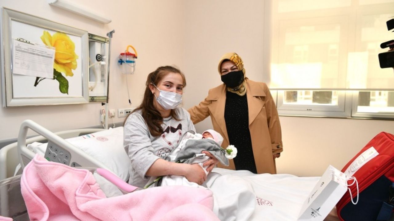 Sancaktepe’de Yeni Doğum Yapan Annelere Sürpriz Ziyaret