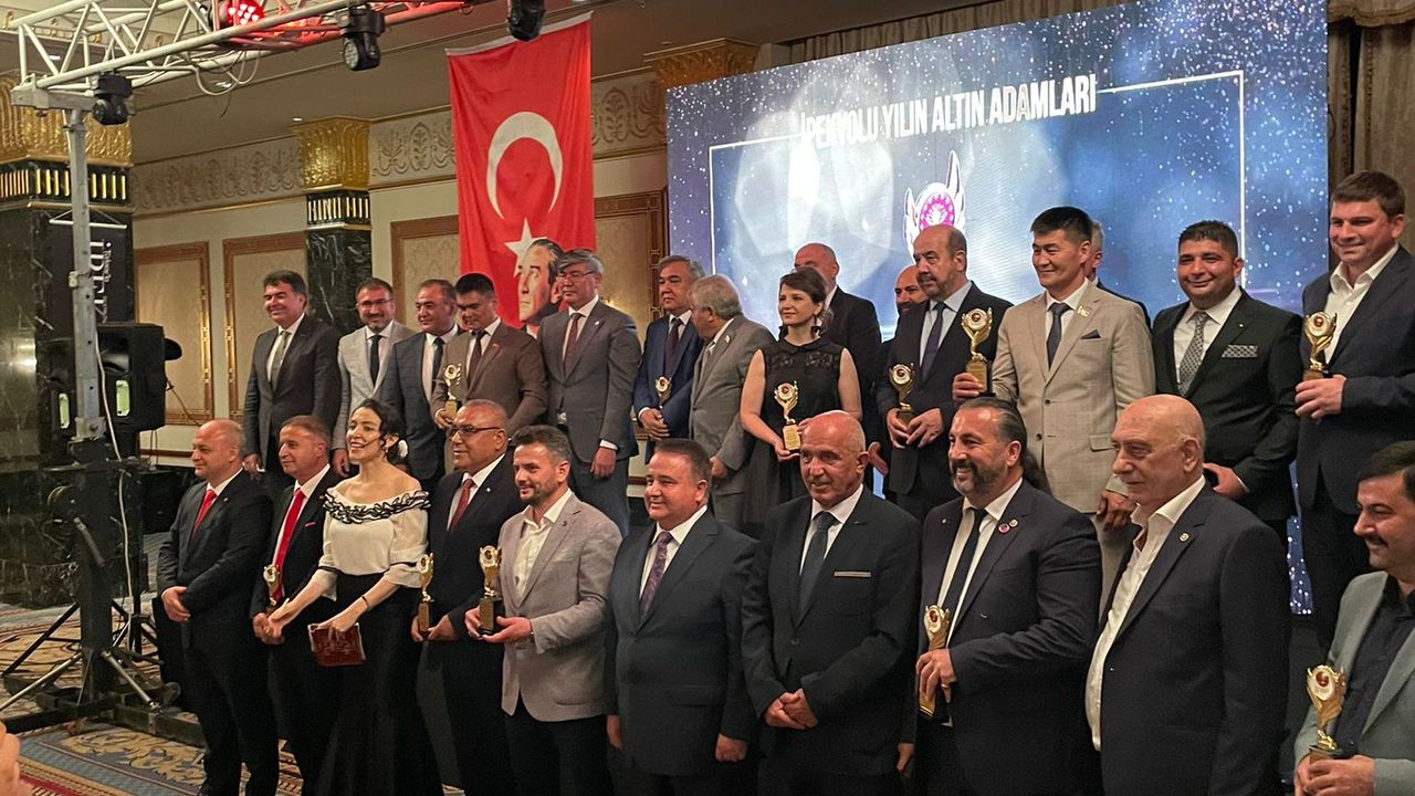  İpekyolu Yılın Altın Adamları Ödülüne COSKF başkanı  Mehmet Mutlu Layık  Görüldü
