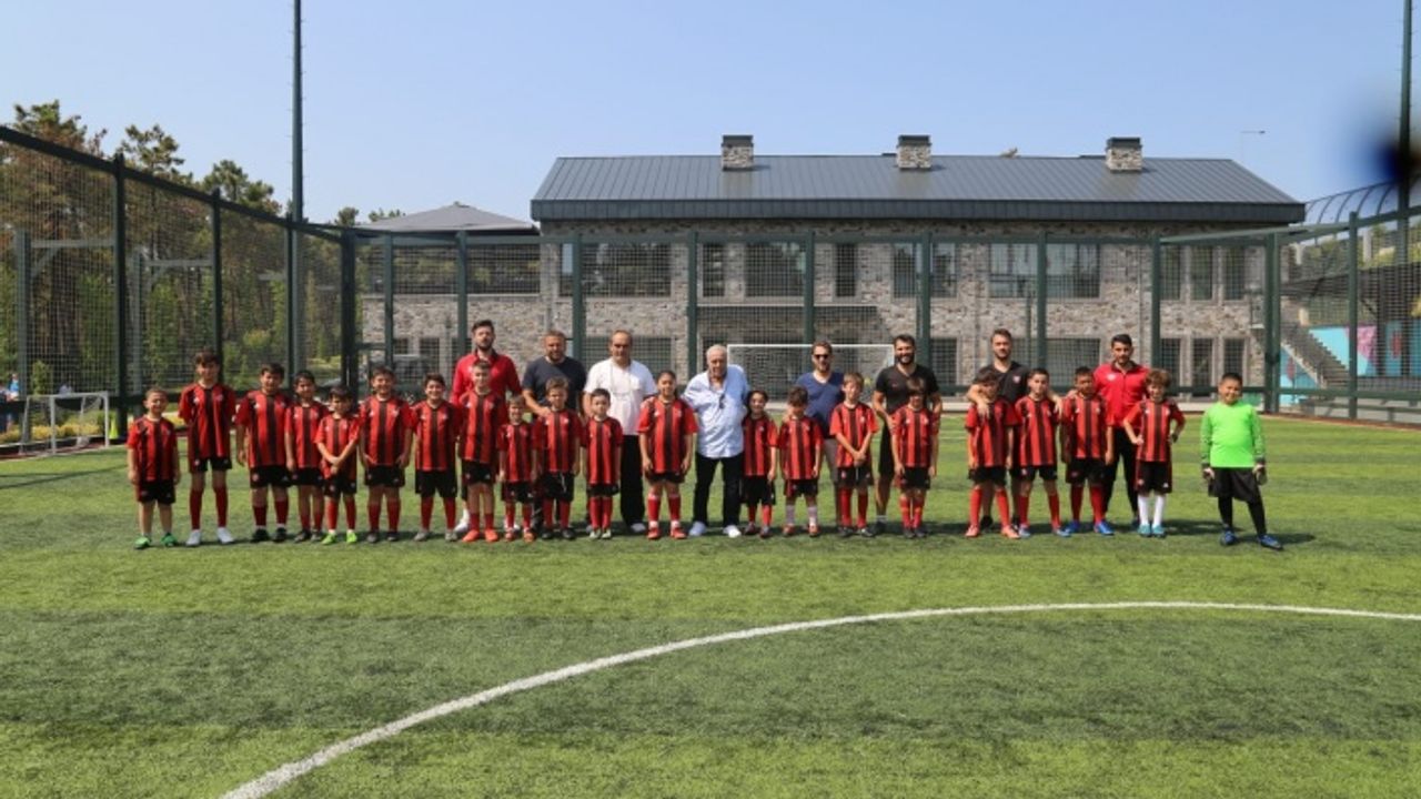 Duayen Sporcu Mustafa Sebzeci İnkılapspor Futbol Kulübünü Ziyaret Etti