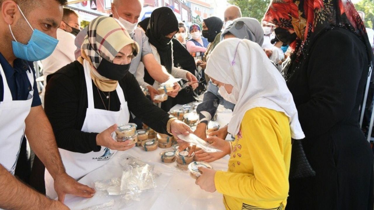 Sancaktepe'de sağlık çalışanları ve vatandaşlara aşure ziyafeti