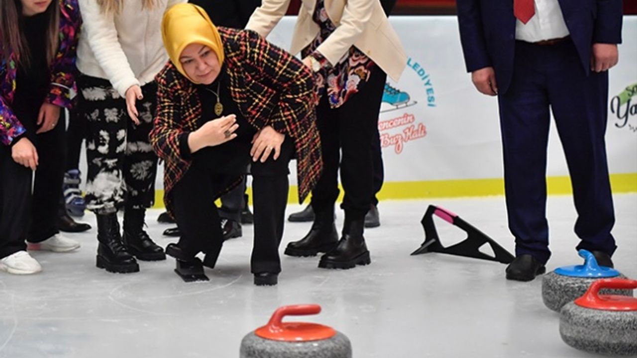Sancaktepe'de Doğal Buz Pisti sömestr tatilinde kapılarını açtı