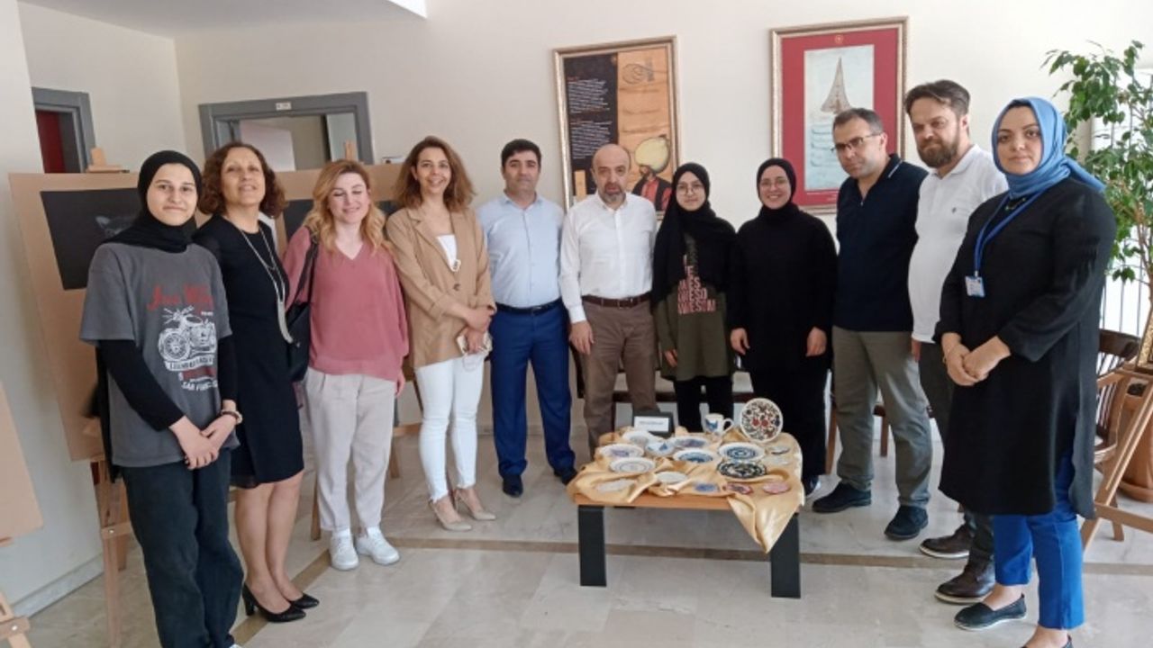 Çekmeköy Şehit Ömer Halisdemir Kız Anadolu İmam-Hatip Lisesinde Resim Sergisi Açıldı