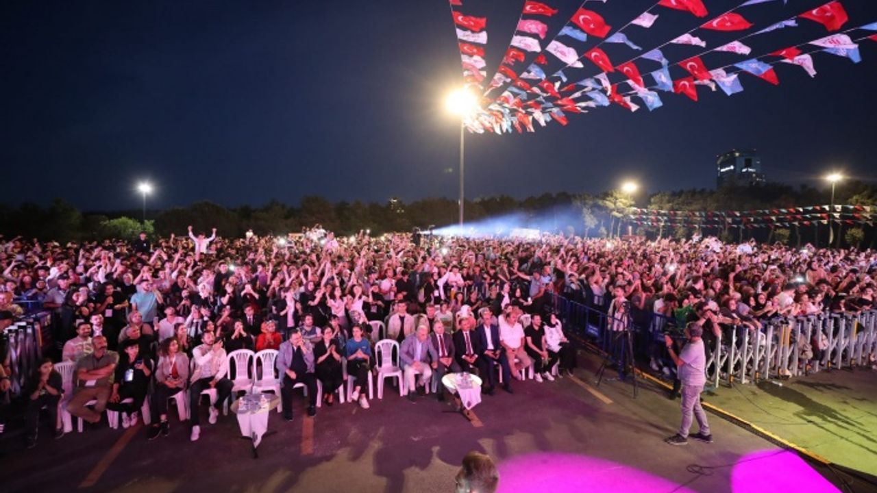 ÜMRANİYE'DE LİSELİ GENÇLER MEZUNİYET COŞKUSUNU SERDAR ORTAÇ'LA YAŞADI