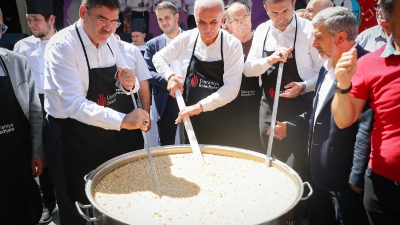 Ümraniye'de Binlerce Kişiye Aşure İkram Edildi