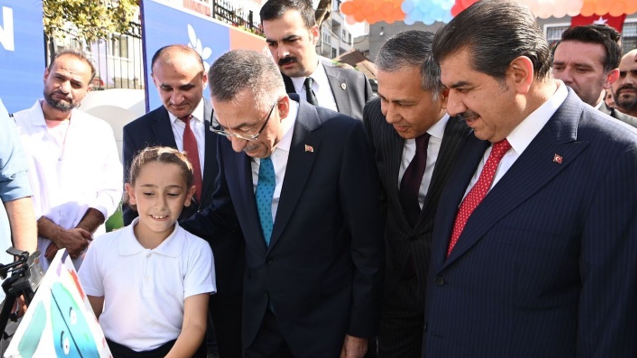 FUAT OKTAY DÖNÜŞÜMDEN KAZANDIRILAN DEFTERLERİ ÖĞRENCİLERE DAĞITTI