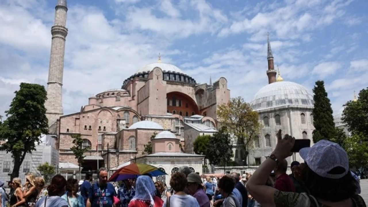 İSTANBUL’U 8 AYDA 10 MİLYON TURİST ZİYARET ETTİ