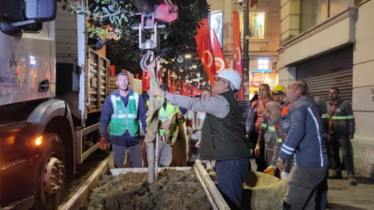 İSTİKLAL CADDESİ'NDE BETON SAKSILARIN BANKLARI SÖKÜLDÜ