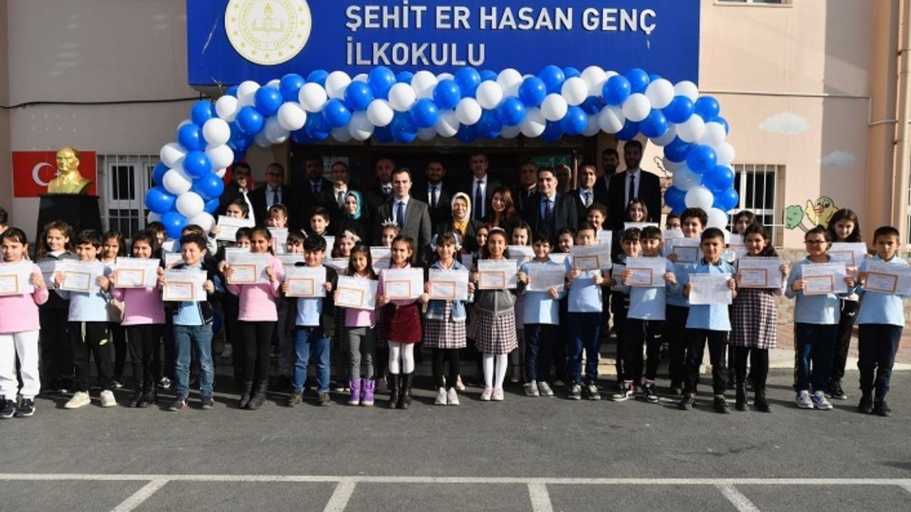 BAŞKAN DÖĞÜCÜ, ARA TATİLE GİREN ÖĞRENCİLERE KARNE DAĞITTI