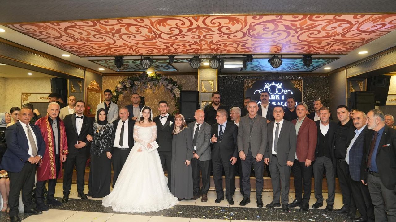 Birsen Ve Emre Ailelerinin Mutlu Günü