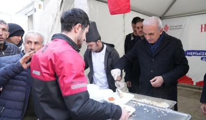 ÜMRANİYE BELEDİYESİ’NDEN 2 NOKTADA İFTAR YEMEĞİ DAĞITIMI
