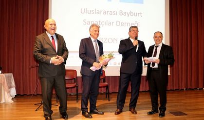 Trabzon'da Faaliyet gösteren kültür ve Dayanışma derneği tarafından düzenlenen ödül töreninde Şair ve Yazar Nizamettin Kutlu Ödüllendirildi