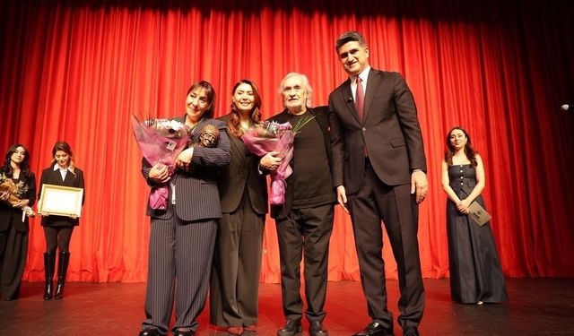 İsmail Dümbüllü Ödülü’nün Yeni Sahibi Binnur Kaya Oldu