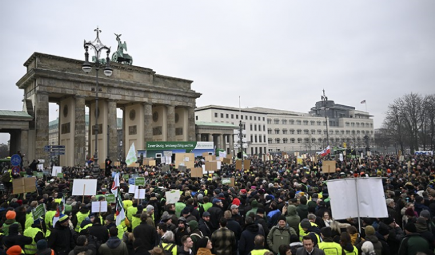 Almanya'da Çiftçilerin Büyük Protestosu: Vergi ve Ücret Artışlarına Karşı Ayaklandılar
