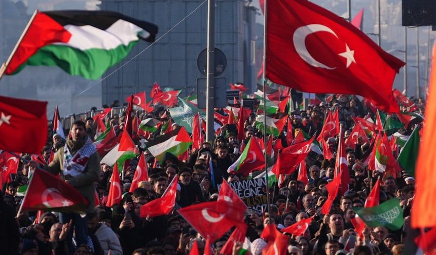 Filistin’e Destek İçin 520 Bin Kişi Galata Köprüsü’nde Buluştu